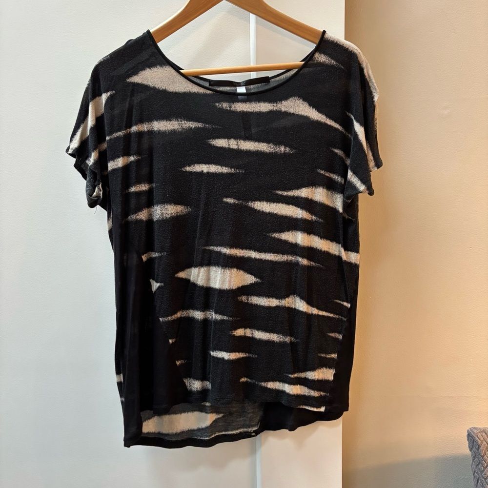 Kensie Black and White Abstract Print Flowy Short Sleeve Tee / Top - M